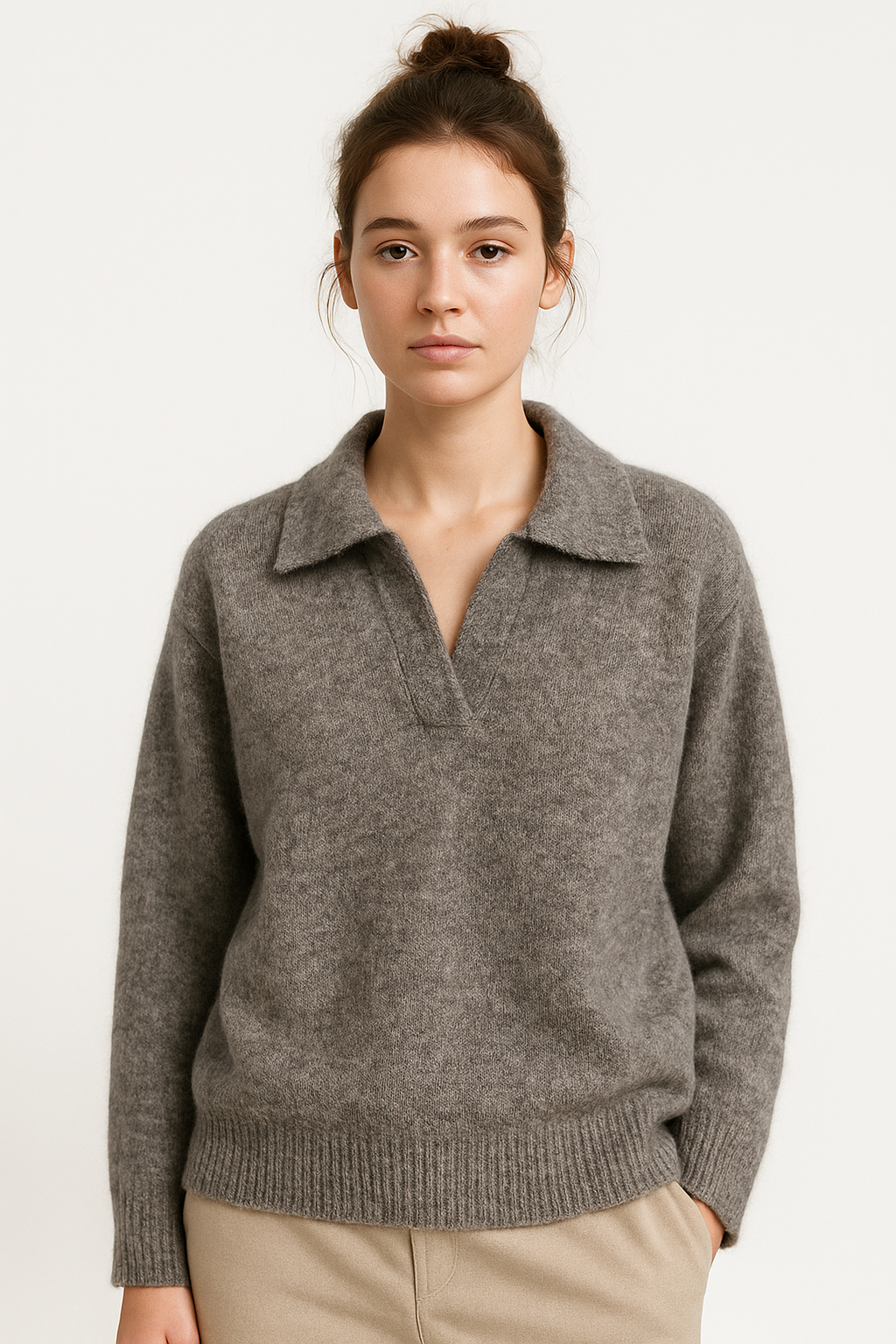 Szary damski sweter z dzianiny z kołnierzykiem i dekoltem w serek