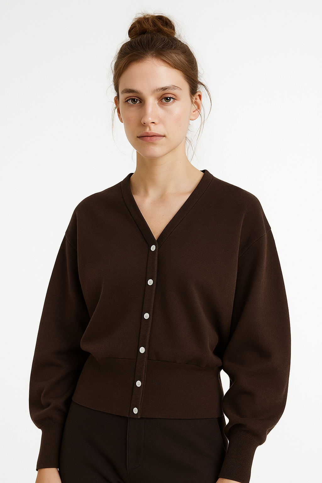 Damski kardigan z dekoltem w serek i zapięciem na guziki w kolorze ciemnobrązowym