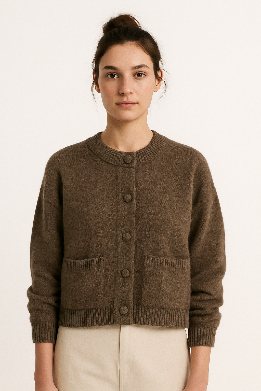 Krótkie damskie kardigan z okrągłym dekoltem i zapięciem na guziki w kolorze brązowym