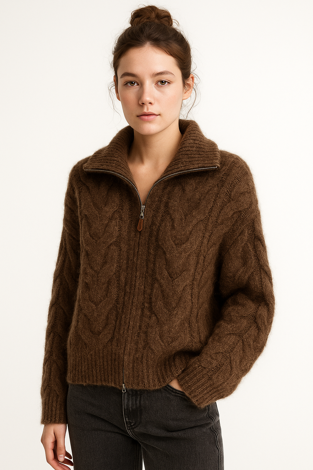 Damski, dzianinowy sweter z kołnierzem na zamek i strukturą warkoczową w kolorze brązowym
