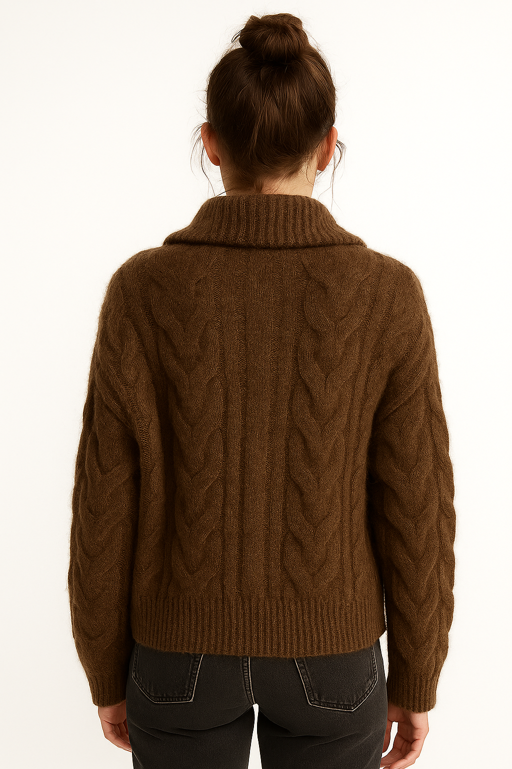 Damski, dzianinowy sweter z kołnierzem na zamek i strukturą warkoczową w kolorze brązowym