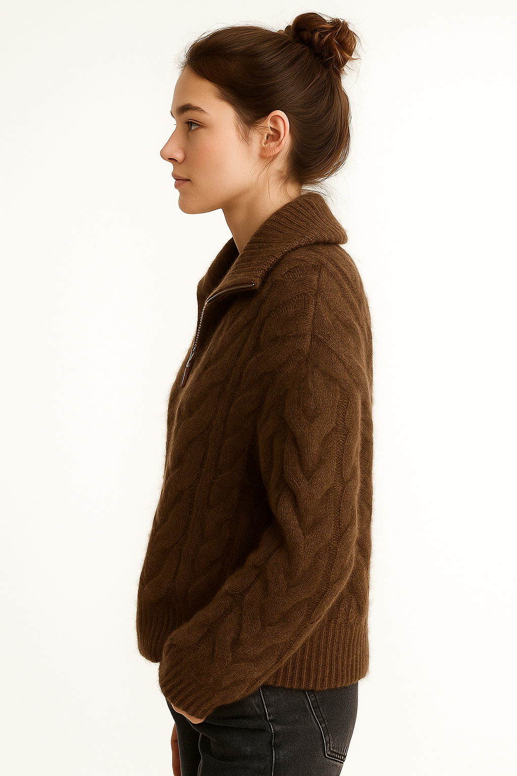 Damski, dzianinowy sweter z kołnierzem na zamek i strukturą warkoczową w kolorze brązowym