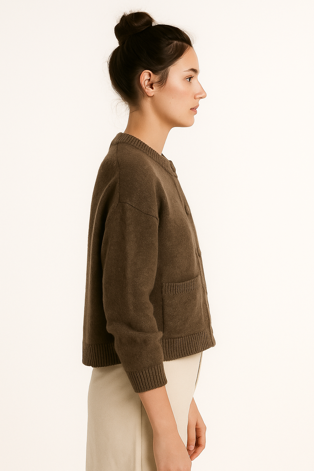 Krótkie damskie kardigan z okrągłym dekoltem i zapięciem na guziki w kolorze brązowym