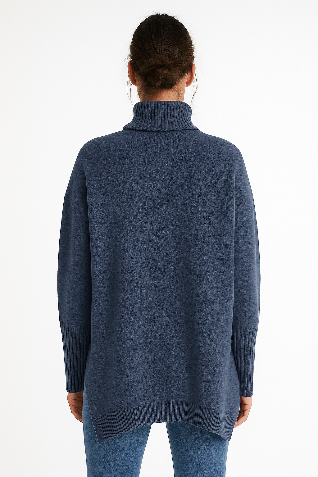 Niebieski damski sweter oversize z golfem i wydłużonym tyłem