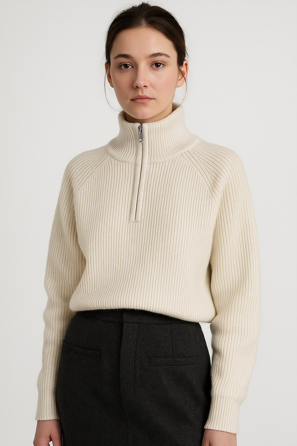 Damski, prążkowany sweter z krótkim zamkiem w kolorze białym