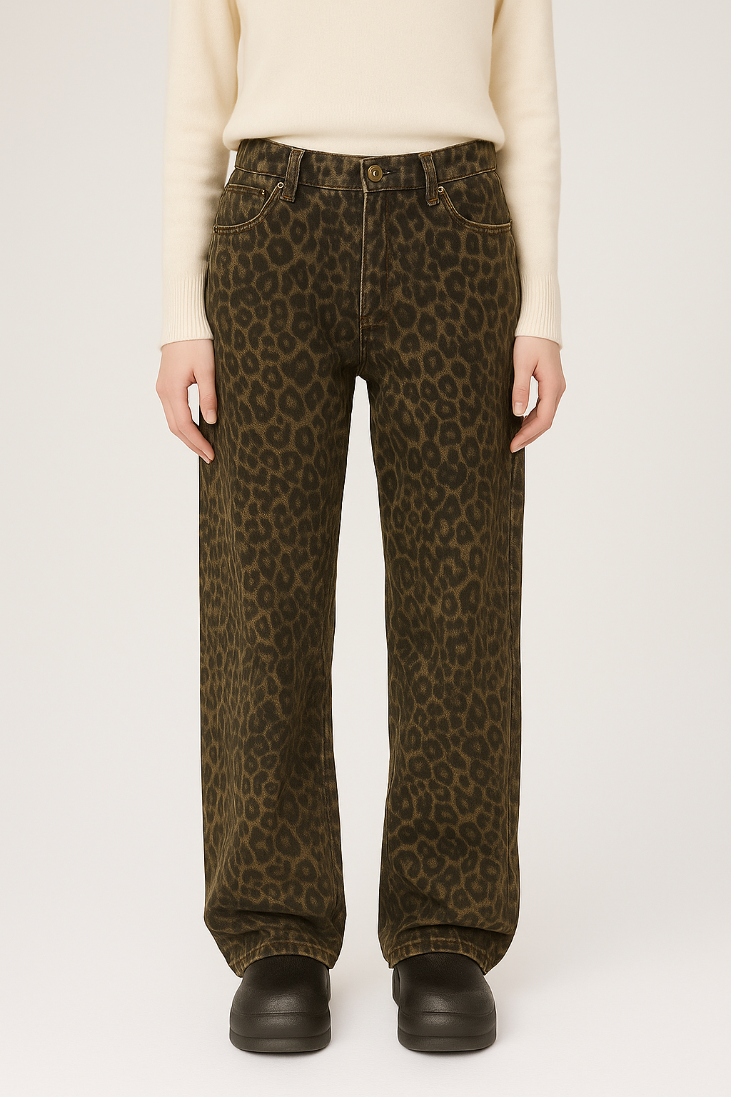 Damskie jeansy z prostymi nogawkami i panterkowym wzorem w kolorze brązowym