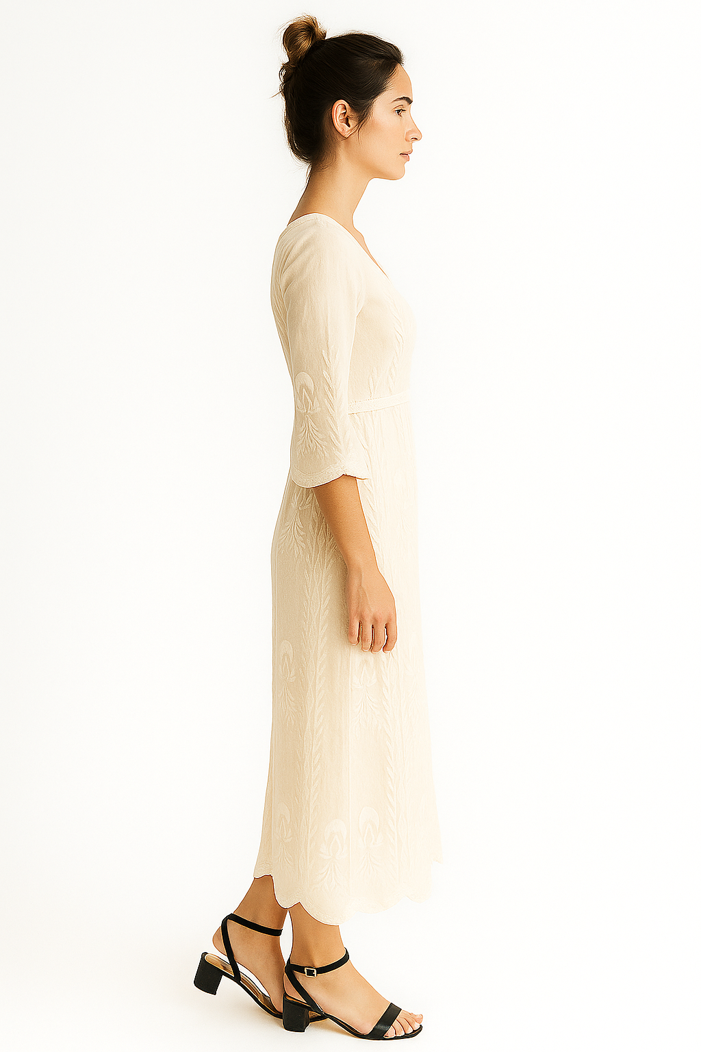 Długa biała sukienka z koronką i haftowanymi detalami