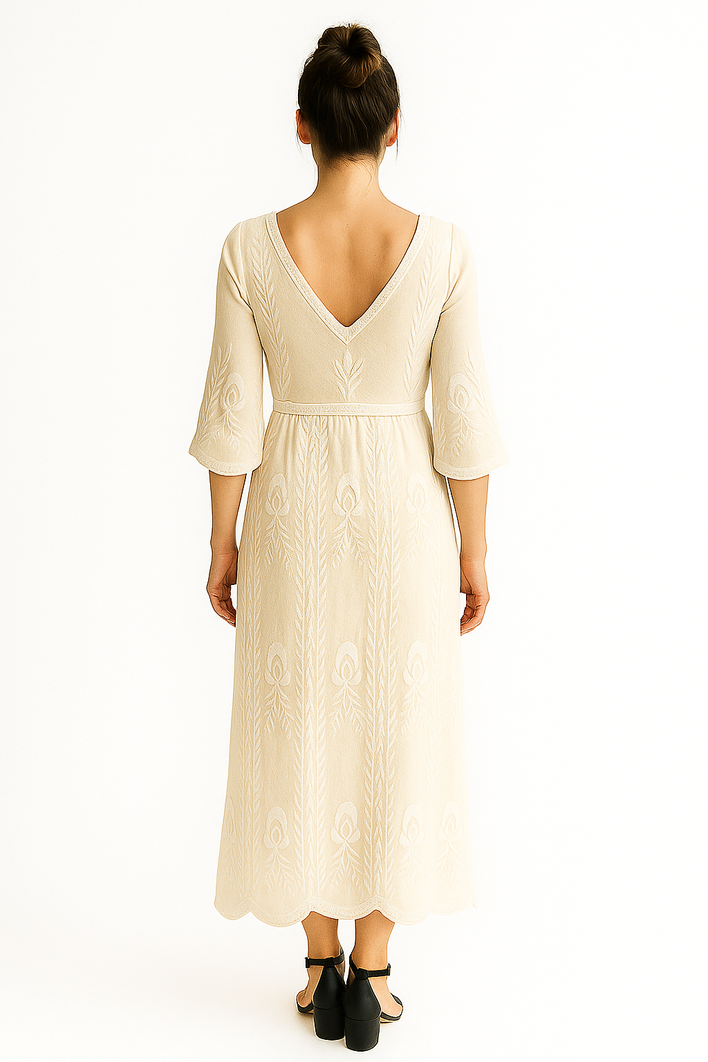 Długa biała sukienka z koronką i haftowanymi detalami