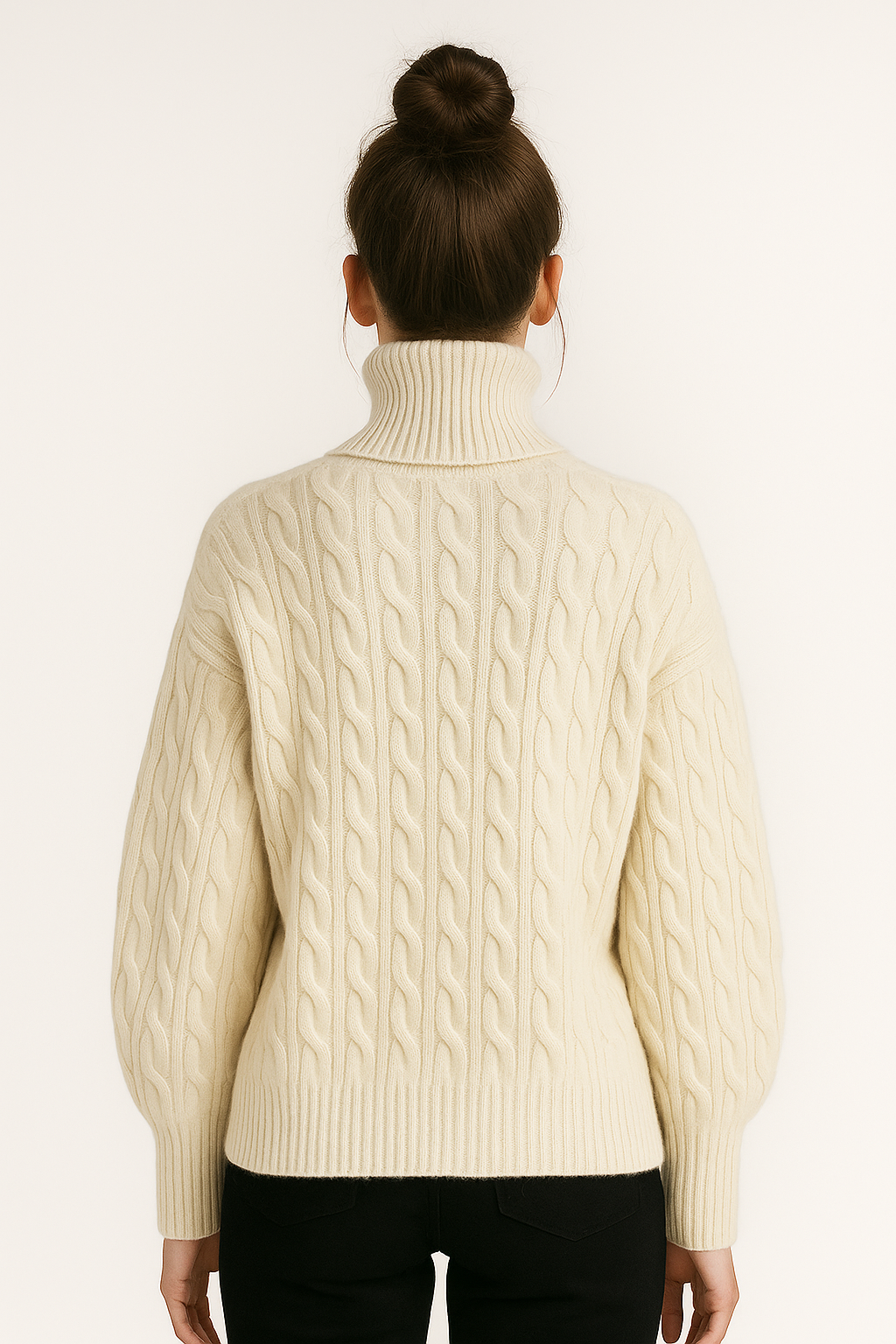 Damski sweter z golfem i strukturą warkoczową w kolorze białym