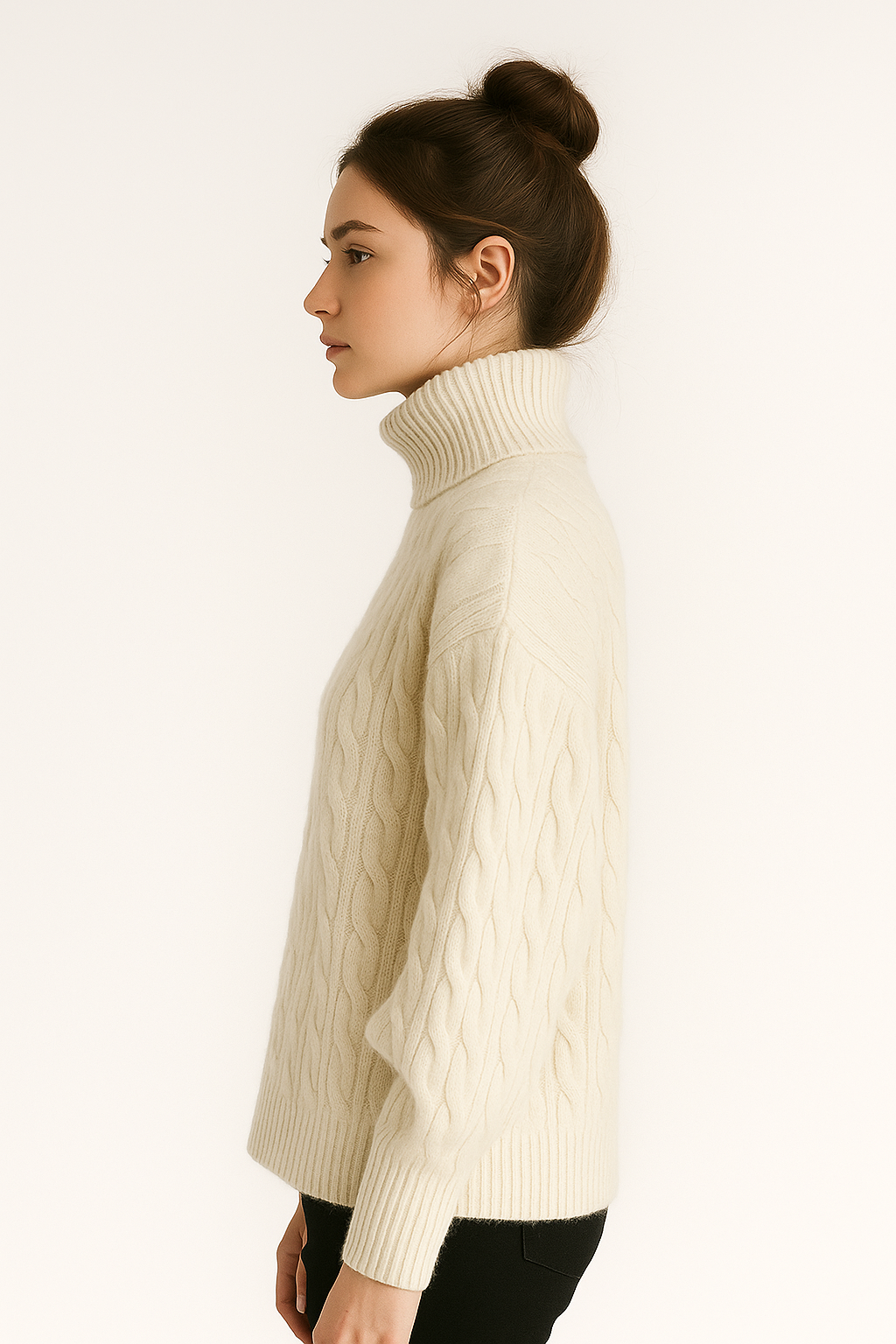 Damski sweter z golfem i strukturą warkoczową w kolorze białym