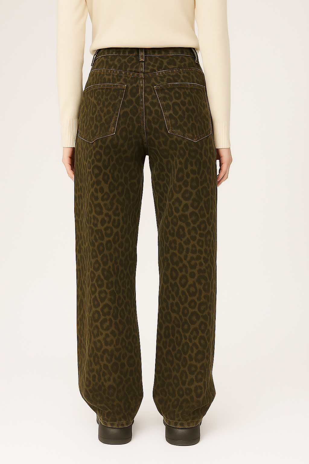 Damskie jeansy z prostymi nogawkami i panterkowym wzorem w kolorze brązowym