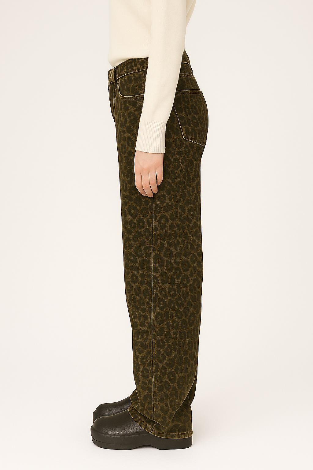 Damskie jeansy z prostymi nogawkami i panterkowym wzorem w kolorze brązowym