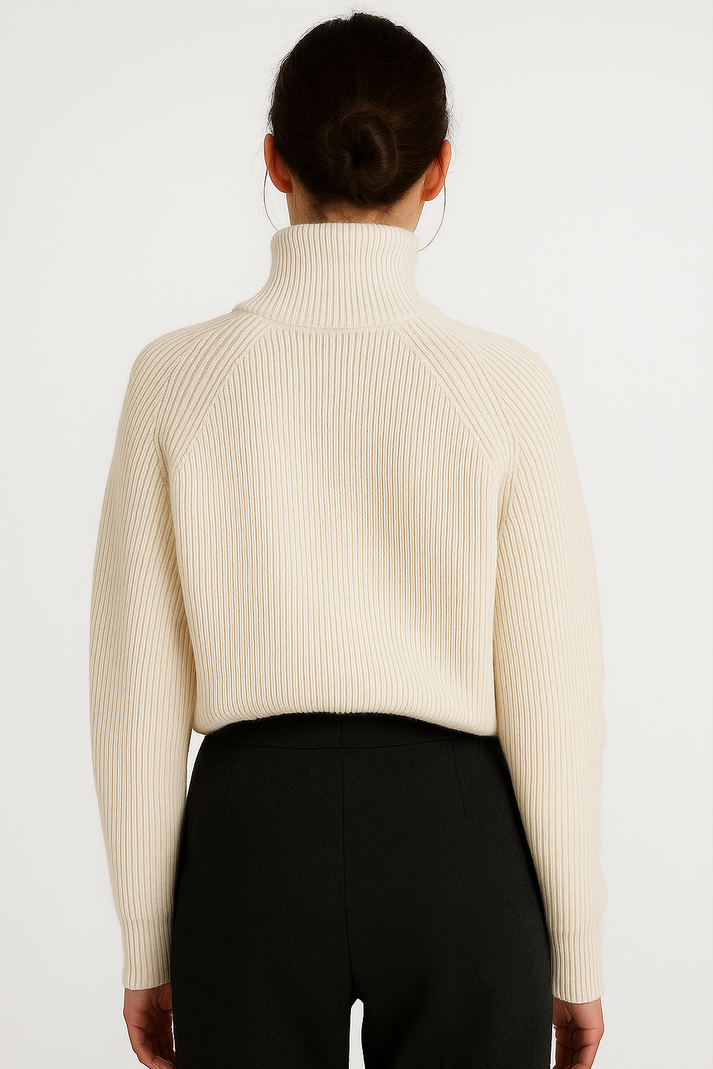 Damski, prążkowany sweter z krótkim zamkiem w kolorze białym