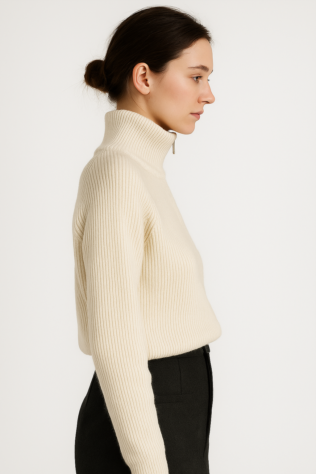 Damski, prążkowany sweter z krótkim zamkiem w kolorze białym