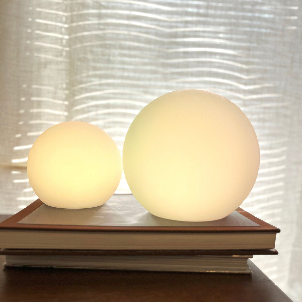 Ładowana bezprzewodowa lampa stołowa LED