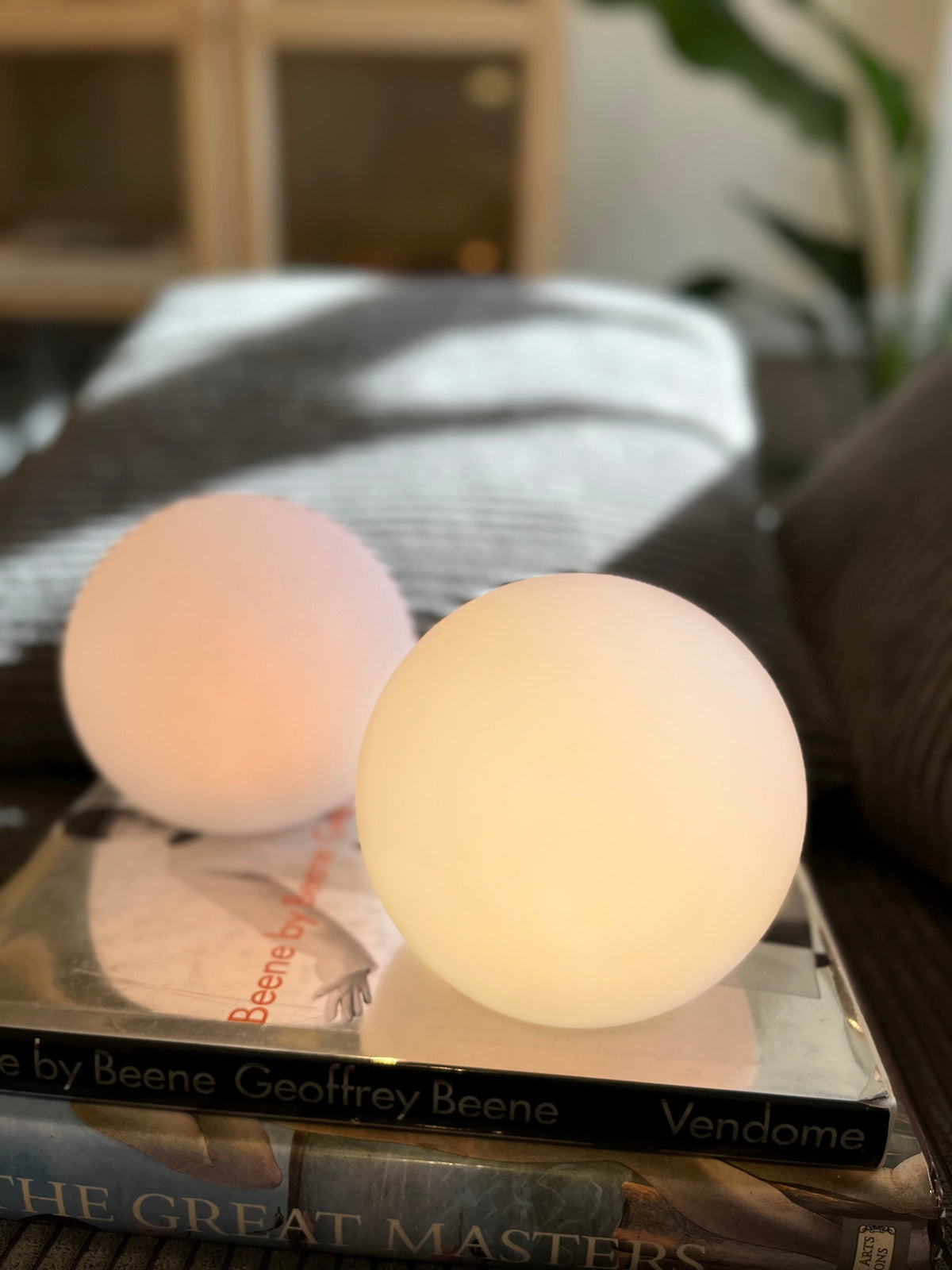 Ładowana bezprzewodowa lampa stołowa LED