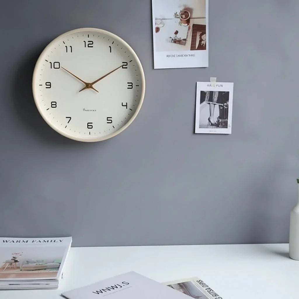 Skandynawski Drewniany Zegar Ścienny o Minimalistycznym Designie