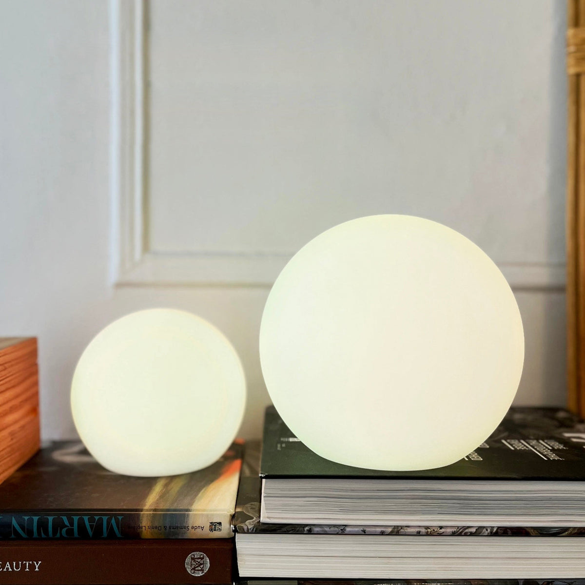 Ładowana bezprzewodowa lampa stołowa LED